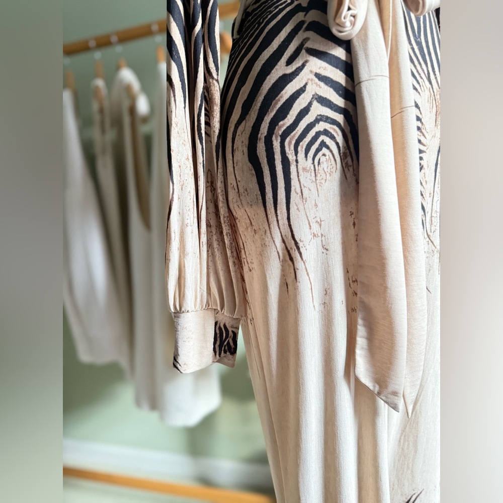 Elegant Black and Cream Jumpsuit - Picture 4 of 13